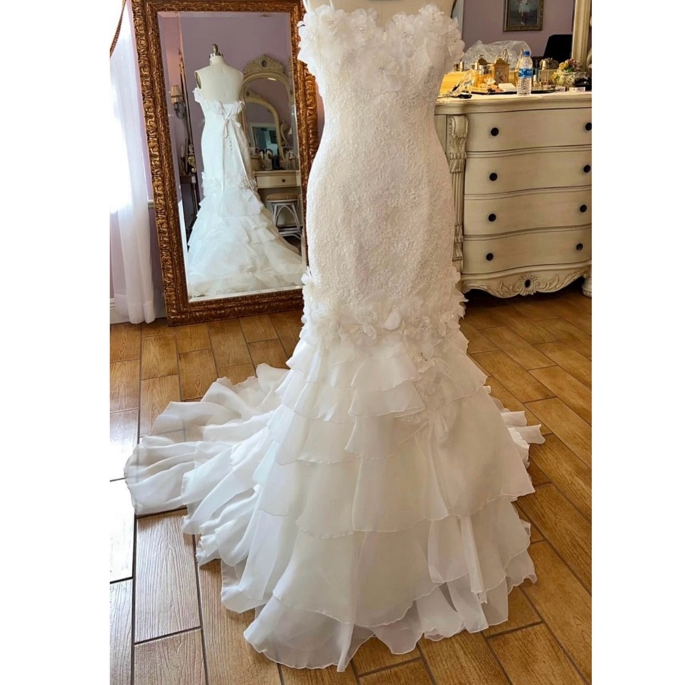 Elegant White Strapless Wedding Dress